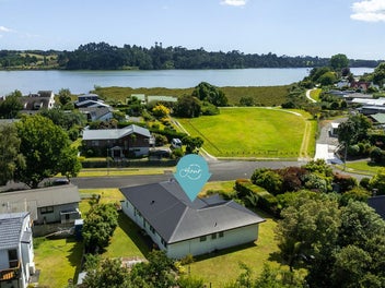 Water Views, Sunshine & Space!