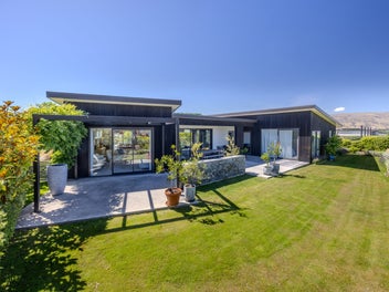 Immaculate Home, Stunning Views in Peninsula Bay