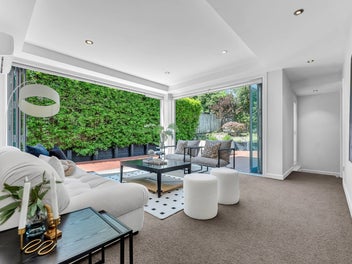 Private Paradise on Gracechurch Drive!