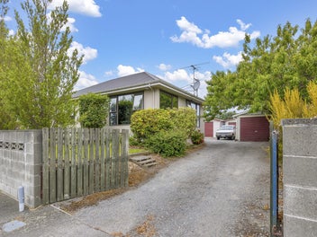 Prime Location, Massive Garaging!