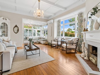 Character Bungalow Makes a Splash