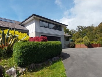Self-sufficient lifestyle in sunny Golden Bay