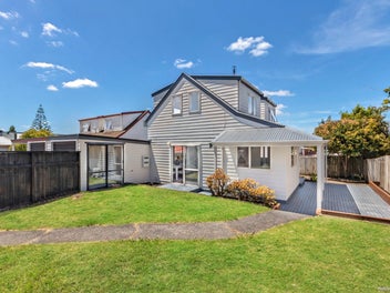 Charming Cottage With Fully Fenced Garden!
