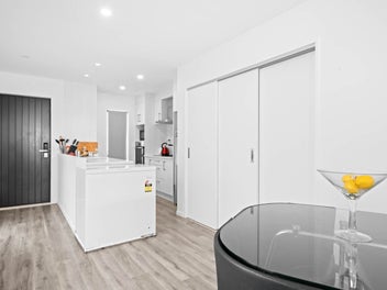 Freehold, Modern Living