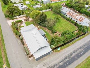 Lauriston Country Living! Commercially Zoned!