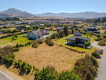 Modern Spacious Living, Mountain View and Privacy