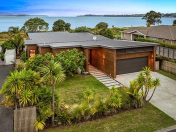 Single Level Beachfront - Sea front Serenity