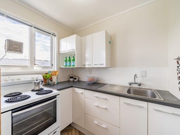 TOP FLOOR UNIT - A PERFECT LIFESTYLE AWAITS