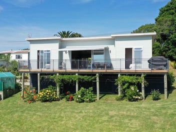 Sea views, stunning home, walk to the beach