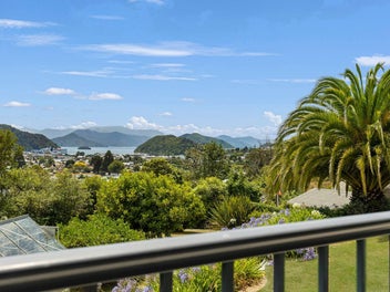 Spacious, Stylish & Stunning Harbour Views!