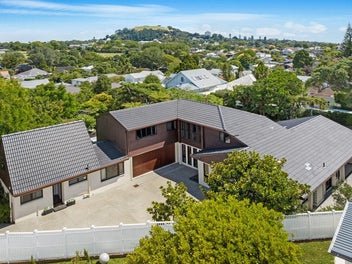 Contemporary Living on Large Secluded Section