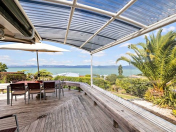 Spectacular Elevated Sea Views!