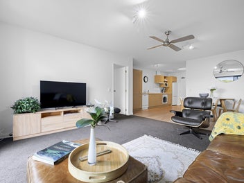 SUPERSIZED 1 BEDROOM TOP FLOOR APARTMENT