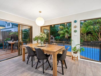 Elevated Manly Beach Lifestyle!!