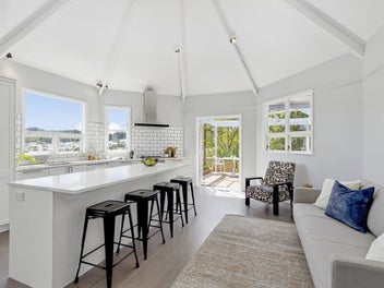 DANIELL STREET DELIGHT! SUN & VIEWS
