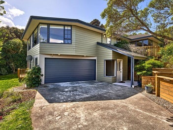 CLASSIC STYLE AND GREAT LOCATION - RV $930,000