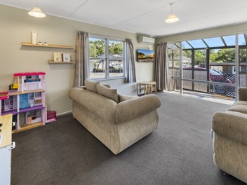 TIDY, SUNNY UNIT, WALK TO TOWN