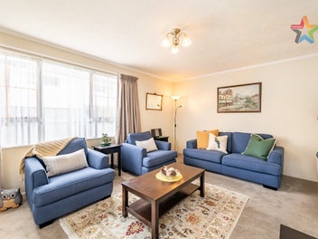 BOULCOTT HOME WITH GREAT POTENTIAL AWAITS!