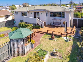 Spacious family home in Springvale!