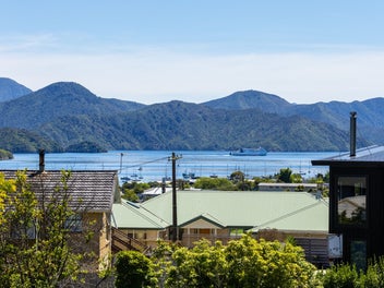 Windows on Waikawa