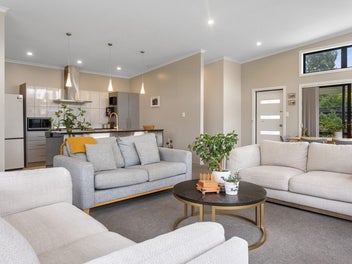 NEW PRICE! Light Filled + Huge 890sqm Section!