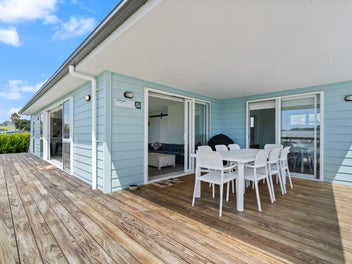 Spacious Bayside Home in Coopers Beach