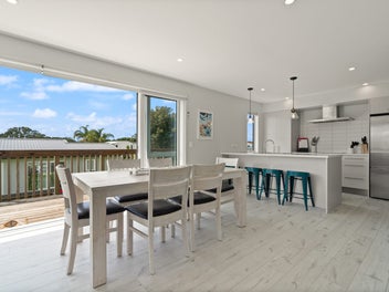 Spacious Bayside Home in Coopers Beach
