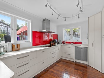 Cute Cottage On Sunny Freehold Site