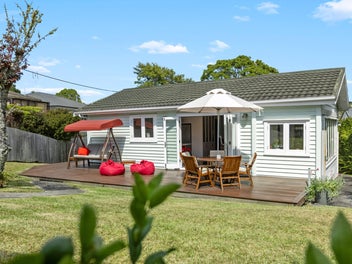 Cute Cottage On Sunny Freehold Site