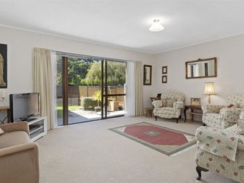 Easy Living in a Prime Location – Snap This Up!