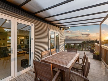 5 Year Old Home With Harbour Views!