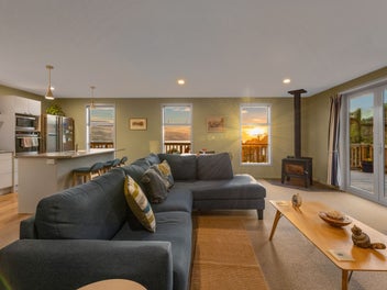 5 Year Old Home With Harbour Views!