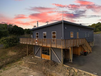 Modern 4 Bedroom Home With Harbour Views!