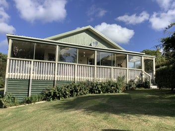 LIFESTYLE HOME WITH UNIT INCOME CLOSE TO BEACHES