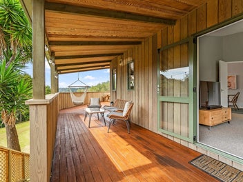 Striking lifestyle - edge of town