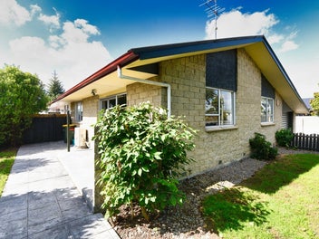 * UNDER OFFER * What more could you possibly want?