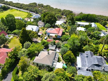 Character Kauri Villa in the Heart of Kohukohu