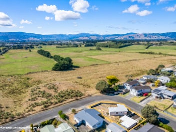 Easy Living with Stunning Tararua Views!