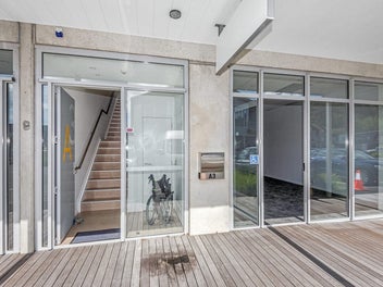 Apartment plus office in Albany - Offers invited