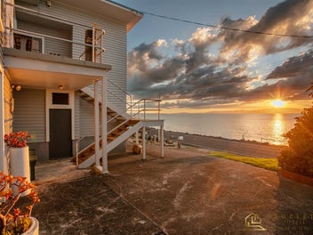 Bayside Bliss: 3 Bed Home + Self-contained Retreat