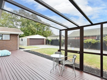 Family Friendly In Quiet Cul-De-Sac Setting!