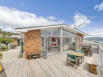 SUN, VIEWS & SPACE - THIS ONE HAS IT ALL!