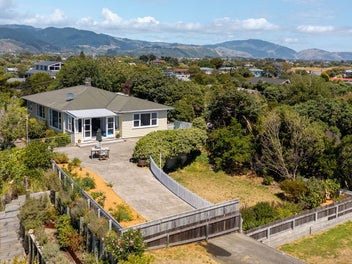 Sea Views & Internal Access 5+ Car Garaging!