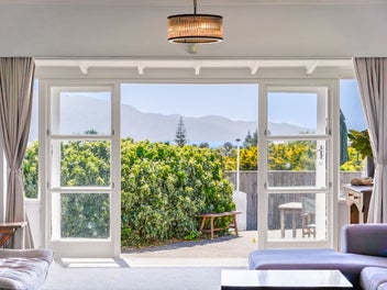 Sea Views & Internal Access 5+ Car Garaging!