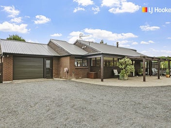 The Perfect Lifestyle Property Awaits You!!!