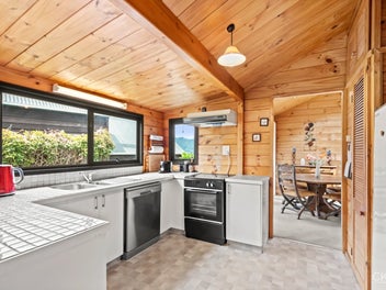 SUN, SPACE & SPECTACULAR VIEWS - A KELSON GEM!