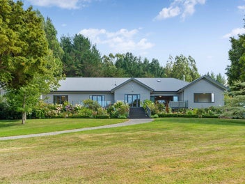 Grand Living in a Breathtaking Setting