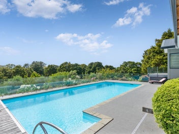 Grand Living in a Breathtaking Setting