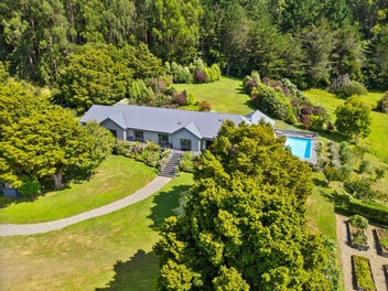 Grand Living in a Breathtaking Setting