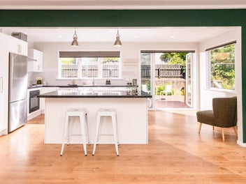 SUNNY FAMILY HOME WITH GARAGE BONUS
